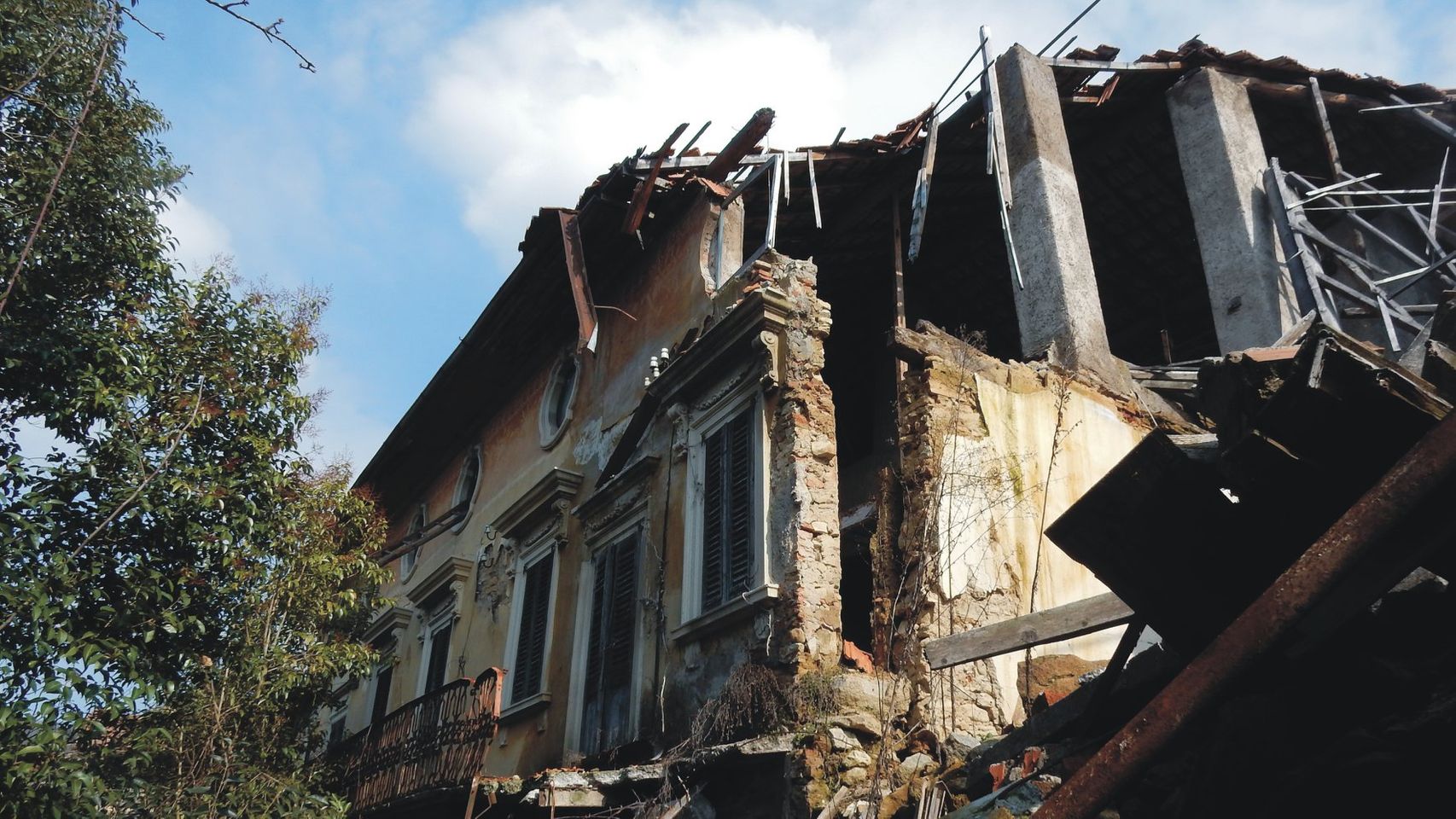 LA VILLA DELLA FILANDA: CASA BELLA E PERICOLOSA