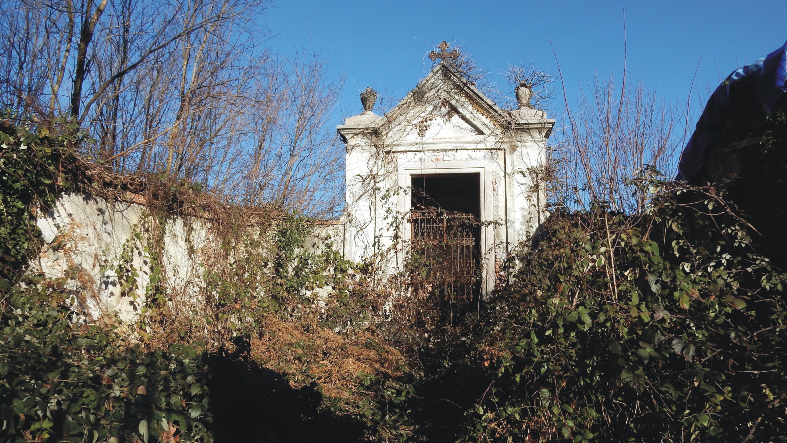 PICCOLO CIMITERO ABBANDONATO